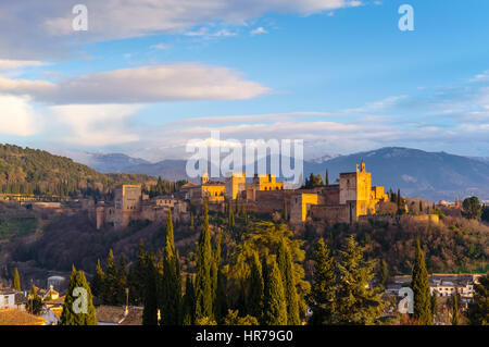 Alhambra Palace al tramonto con cime innevate della Sierra Nevada in background. Granada, Andalusia, Spagna Foto Stock
