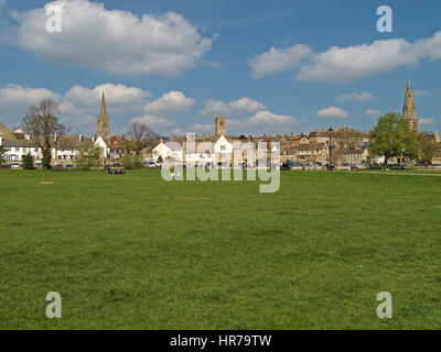 Stamford skyline con acqua verde dei prati in primo piano e cielo blu sopra, Lincolnshire, England, Regno Unito Foto Stock