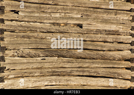 Vista dettagliata del bendy pioneer log cabin fienile logs. Foto Stock