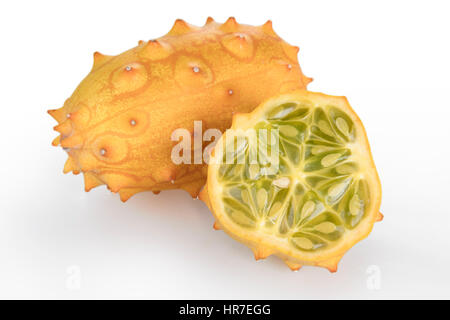 Intero e metà kiwano frutto isolato su sfondo bianco. Foto Stock