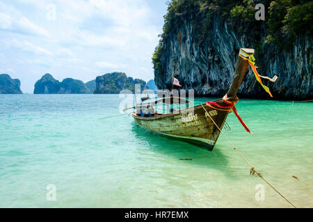 Un Thai barca long-tail Ormeggiato al largo nella provincia di Krabi, Thailandia. Queste imbarcazioni sono uno dei principali mezzi di trasporto in Thailandia. Foto Stock