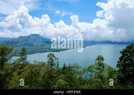 Lago Batur e Monte Batur (Gunung Batur), un attivi Stratovulcano, visto dal Penelokan, KIntamani, Bali, Indonesia. Foto Stock