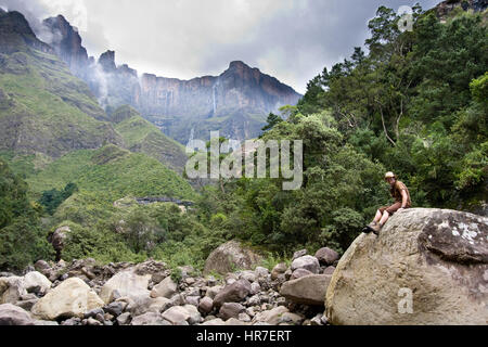 Escursionista - Drakensberg - Sud Africa sul percorso inferiore a Thugela cade dal Royal Natal National Park, Sud Africa Foto Stock