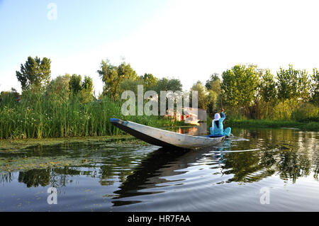 Kashmiri Donne che vendono gli articoli del houshold al lago, Srinagar, Jammu e Kashmir, India, (Foto Copyright © Saji Maramon) Foto Stock