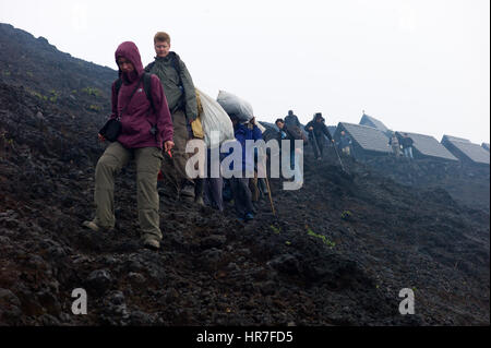 Arrampicata vulcano Nyiragongo nel Parco nazionale di Virunga, Repubblica Democratica del Congo è un avventura entusiasmante. Il principio attivo cratere del vulcano detiene il lago di lava. Foto Stock