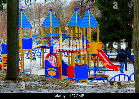 Parchi gioco per bambini e figli di corse in inverno per una vacanza Maslenitsa Foto Stock