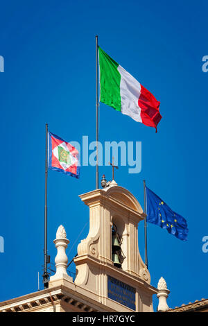 Bandiera Italiana visualizzati sul campanile del Quirinale, insieme con il gagliardetto presidenziale e la bandiera dell'Unione europea. Bandiere Italiane fly Foto Stock