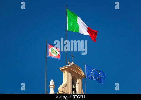 Bandiera Italiana visualizzati sul campanile del Quirinale, insieme con il gagliardetto presidenziale e la bandiera dell'Unione europea. Bandiere Italiane fly Foto Stock