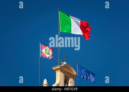 Bandiera Italiana visualizzati sul campanile del Quirinale, insieme con il gagliardetto presidenziale e la bandiera dell'Unione europea. Bandiere Italiane fly Foto Stock