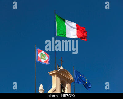 Bandiera Italiana visualizzati sul campanile del Quirinale, insieme con il gagliardetto presidenziale e la bandiera dell'Unione europea. Bandiere Italiane fly Foto Stock