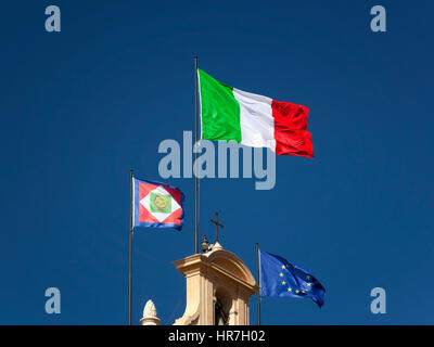 Bandiera Italiana visualizzati sul campanile del Quirinale, insieme con il gagliardetto presidenziale e la bandiera dell'Unione europea. Bandiere Italiane fly Foto Stock