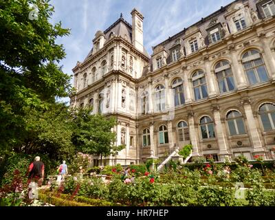 I visitatori godere la tranquillità dell'Hôtel de Ville giardini, Jardins de l'Hôtel de Ville, su una soleggiata giornata estiva. Parigi, Francia. Foto Stock