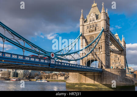 Il celeberrimo ponte della torre si illumina al sole su una calma ma freddo giorno nella città capitale di Londra. Foto Stock