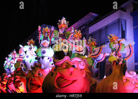 Serata parata di carnevale con i partecipanti al tema Willy Wonka nella  città spagnola della costa settentrionale di Santander Cantabria Spagna 18  febbraio 2023 Foto stock - Alamy