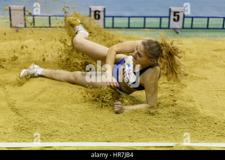 SUMY, Ucraina - 17 febbraio 2017: Kateryna Heiko sbarco nella buca di sabbia nel salto in lungo concorso nel pentathlon ucraino di pista coperta e il campo campionato 2017 Foto Stock