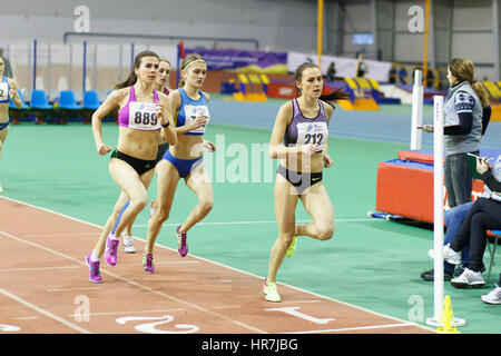 SUMY, Ucraina - 17 febbraio 2017: Mariya Shatalova (212), Olena Sokur (889), Viktoria Khapilina (662) e Nataliia Strebkova (749) in esecuzione in finale di 3000m gara su ucraino via al coperto e campo championship 2017 Foto Stock