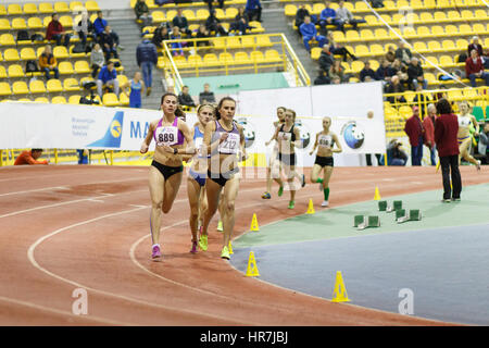 SUMY, Ucraina - 17 febbraio 2017: Mariya Shatalova (212) e Olena Sokur (889) con altri sportivi in esecuzione in finale di 3000m gara su ucraino via al coperto e campo championship 2017 Foto Stock