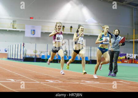 SUMY, Ucraina - 17 febbraio 2017: fine di 3000m gara su ucraino via al coperto e campo championship 2017. Viktoria Khapilina viene oro e Mariya Shatalova riceve la medaglia d'argento Foto Stock