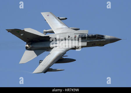 RAF tornado con una elevata velocità di basso livello passano in corrispondenza di un aereo militare di dimostrazione di potenza ai Vip a RAF Waddington nel Lincolnshire. Foto Stock