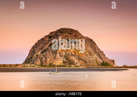 Morro Rock, formazione di spine vulcaniche, monolite, all'alba dal lungomare di Embarcadero boulevard a Morro Bay, California, USA Foto Stock