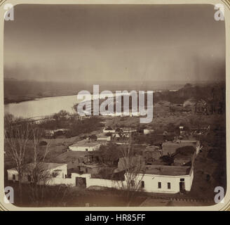 Syr Darya Oblast. Città di Khodzhent. Vista aerea del distretto Mazar-Khadzhi-Baba con il corso del fiume Syr Darya in background WDL10929 Foto Stock