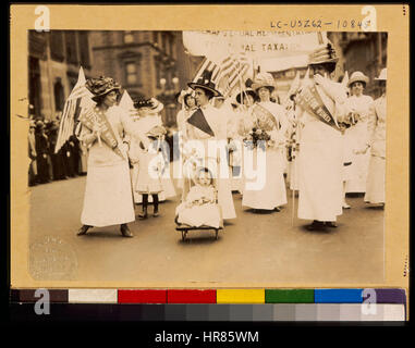La Suffrage Parade di New York il 6 maggio 1912, fu un momento cruciale nel movimento per il suffragio femminile, con migliaia di donne che marciavano per il diritto di voto, rappresentando la lotta in corso per l'uguaglianza di genere in America. Foto Stock