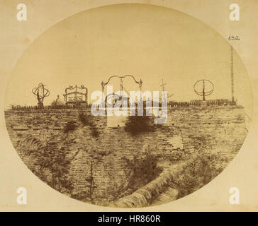 Questa immagine del 1874 dell'Osservatorio di Pechino mostra diversi strumenti astronomici, tra cui una sfera armillare utilizzata per la navigazione celeste. L'osservatorio era un sito chiave per la ricerca astronomica nella dinastia Qing in Cina. L'immagine evidenzia il ruolo dell'osservazione scientifica nella storia cinese, segnando un significativo periodo di progresso astronomico. Foto Stock