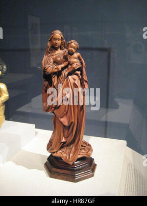 Questa scultura di Nicolaus Gerhaert van Leyden raffigura la Vergine Maria in piedi con Gesù bambino. L'opera mette in mostra l'artigianato dettagliato dell'artista, riflettendo l'influenza dell'arte gotica nelle sculture religiose del XV secolo. Foto Stock