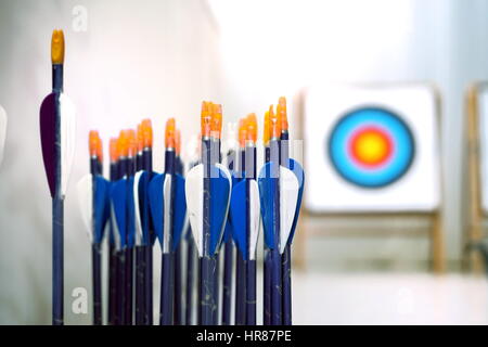 Tiro con l'arco frecce con bersagli in fuori fuoco sfondo Foto Stock