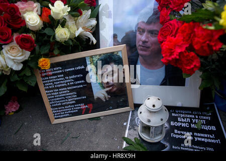Mosca, Russia. Il 26 febbraio 2017. Ritratti di uomo politico russo Boris Nemtsov e fiori su Bolshoi Moskvoretsky Bridge dove egli è stato ucciso i Foto Stock