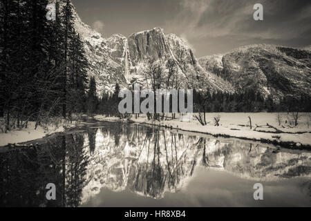 Yosemite Falls sopra il fiume Merced in inverno, Yosemite National Park, California USA Foto Stock
