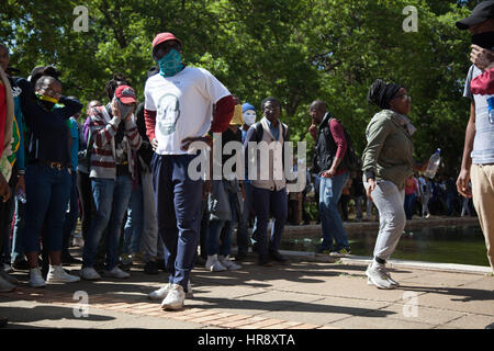 Su tutto il territorio nazionale sudafricano protesta degli studenti per l istruzione gratuita. Utilizzando il #feesmustfall slogan. Ottobre 2017 a ingegno University Foto Stock