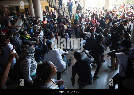 Su tutto il territorio nazionale sudafricano protesta degli studenti per l istruzione gratuita. Utilizzando il #feesmustfall slogan. Ottobre 2017 a ingegno University Foto Stock