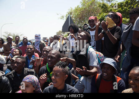 Su tutto il territorio nazionale sudafricano protesta degli studenti per l istruzione gratuita. Utilizzando il #feesmustfall slogan. Ottobre 2017 a ingegno University Foto Stock