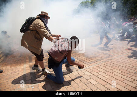 Su tutto il territorio nazionale sudafricano protesta degli studenti per l istruzione gratuita. Utilizzando il #feesmustfall slogan. Ottobre 2017 a ingegno University Foto Stock