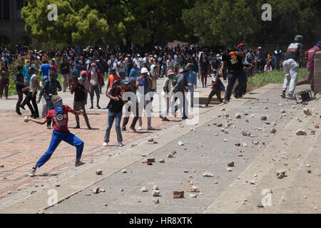 Su tutto il territorio nazionale sudafricano protesta degli studenti per l istruzione gratuita. Utilizzando il #feesmustfall slogan. Ottobre 2017 a ingegno University Foto Stock