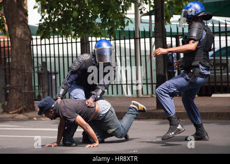 Su tutto il territorio nazionale sudafricano protesta degli studenti per l istruzione gratuita. Utilizzando il #feesmustfall slogan. Ottobre 2017 a ingegno University Foto Stock