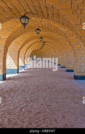 Il lato inferiore del ponte con tunnel di archi di curvatura per infinito sulla spiaggia tropicale Foto Stock