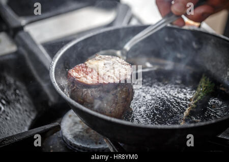 Pezzo di carne di manzo fritti in padella con burro Foto Stock