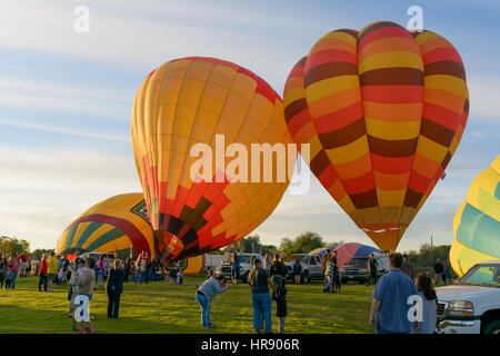 Più i palloni ad aria calda a preparare il lancio da Yuma West Zone Umide Park di Yuma, AZ durante il Fiume Colorado Crossing Balloon Festival Foto Stock