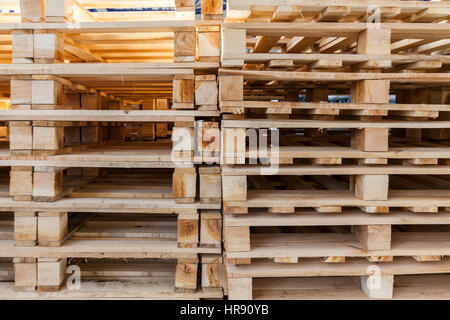 Su una pila di pallet in legno, close up Foto Stock