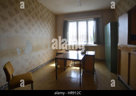 Gedenkstätte Berlin-Hohenschönhausen, Germania, 23 aprile 2016. Vista di una camera di interrogazione. Foto Stock