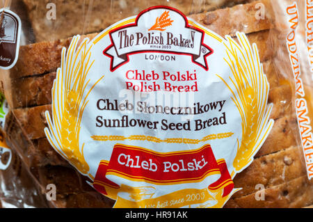 Un taglio focaccia polacca di semi di girasole pane dal polacco panificio a Londra. Foto Stock