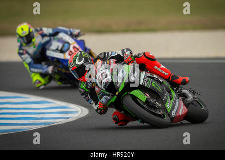 Venerdì, 24 febbraio, 2017. Circuito australiano di Phillip Island. Sessione di prove libere 1. Jonathan Rea (Kawasaki Racing nel Mondiale Superbike Team) seguita da Riccard Foto Stock