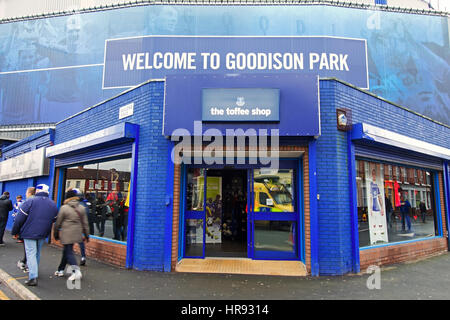 Il Toffee Shop ufficiale di vendita Everton Football Club merchandise all'angolo di Gwladys Street, Liverpool Regno Unito Foto Stock