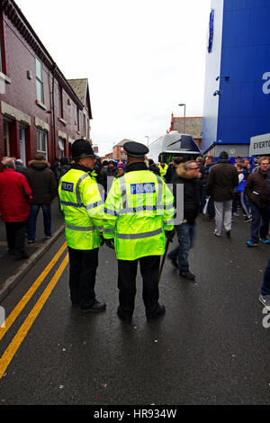 I funzionari di polizia sulla folla dovere di controllo come i fan cominciano ad arrivare a Goodison Park per Everton's home il match contro il Sunderland, Liverpool Regno Unito. Foto Stock