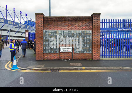 Ventole cominciano ad arrivare a Goodison Park per Everton's home il match contro il Sunderland, Liverpool Regno Unito Foto Stock