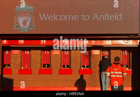 Benvenuto a Anfield segno e persone che acquistano biglietti Liverpool Football Club Stadium. Liverpool Regno Unito. Foto Stock