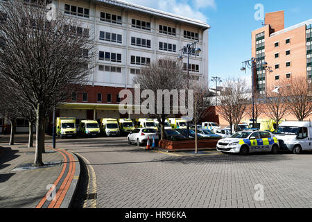 Incidenti e dipartimento di emergenza edificio Leeds General Infirmary con ambulanza in piedi al di fuori. Foto Stock