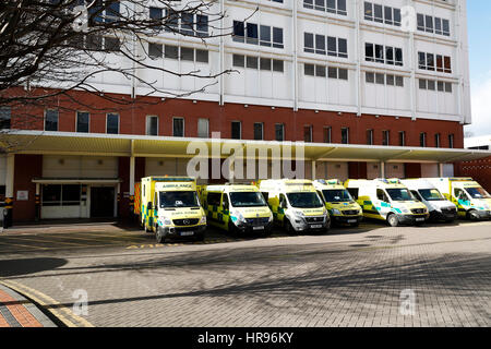 Incidenti e dipartimento di emergenza edificio Leeds General Infirmary con ambulanza in piedi al di fuori. Foto Stock